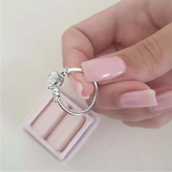 New Women’s 925 Silver Beautiful Oval Cut Diamond Ring - Picture 3 of 4